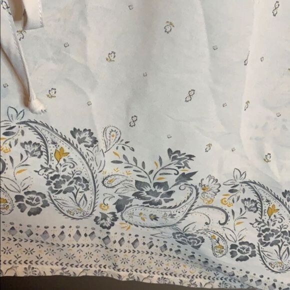 Torrid Off-White Floral Pattern Blouse - Picture 5 of 11